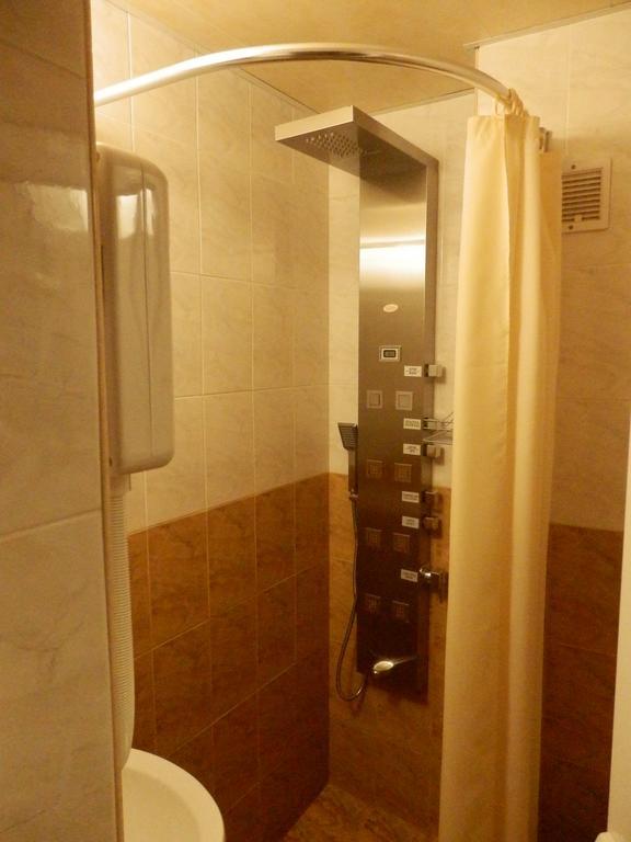 Семеен Хотел Роза Kazanlŭk Dış mekan fotoğraf